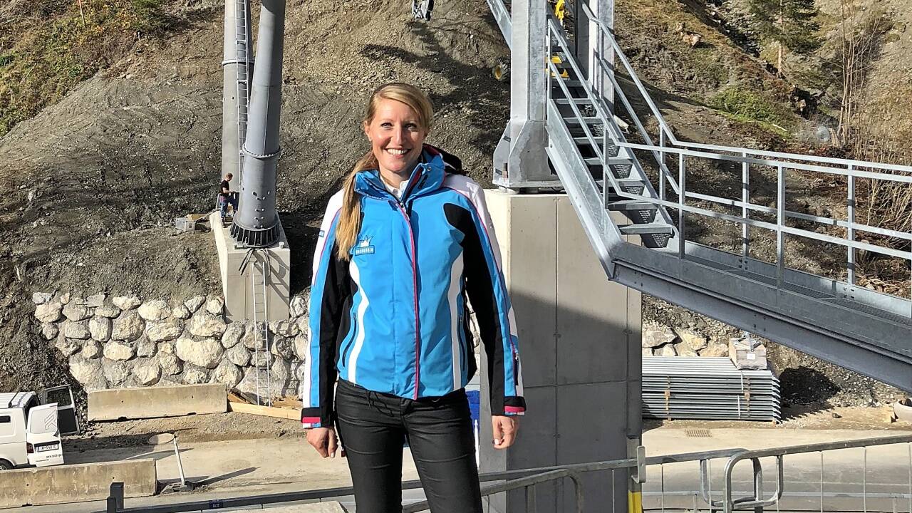 Angela Haslinger (li.) ist seit zwei Jahren Geschäftsführerin der Hochkönig Bergbahnen. An der neuen 10er-Gondelbahn (re.) wird mit Hochdruck gearbeitet. 