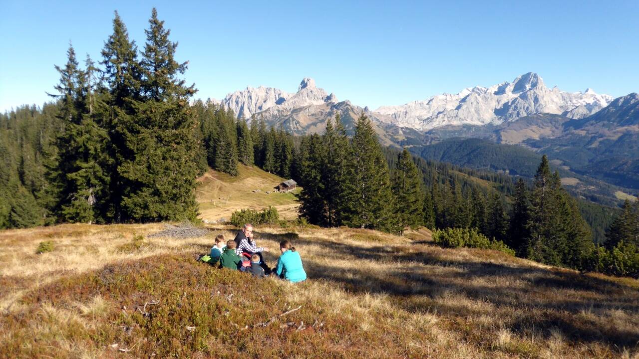 Die Vorstellung kann beginnen. Zum Auftakt mit Blick auf Bischofsmütze und Dachstein (r.). 