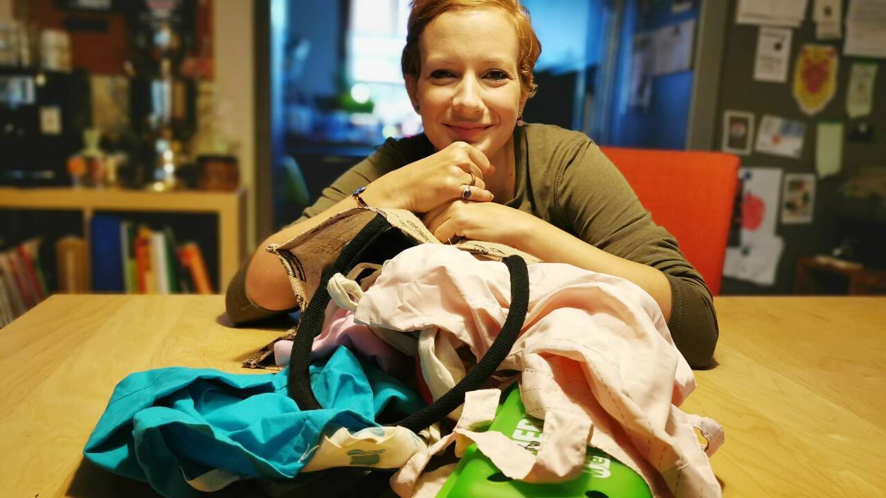 Sybille Ebner nimmt immer Leinensackerl mit zum Einkaufen.  