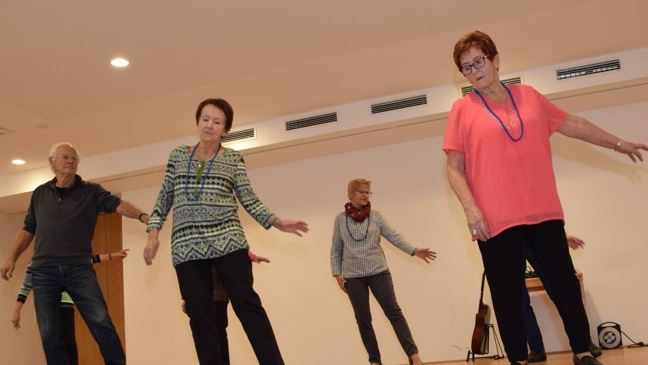 Anni Bernegger (r., 84) ist seit 25 Jahren beim Seniorentanz mit dabei. 