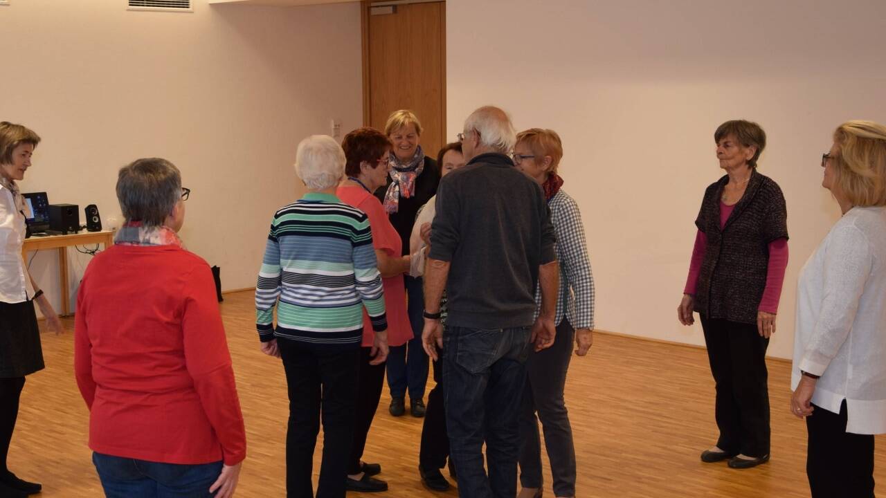 Anni Bernegger (r., 84) ist seit 25 Jahren beim Seniorentanz mit dabei. 