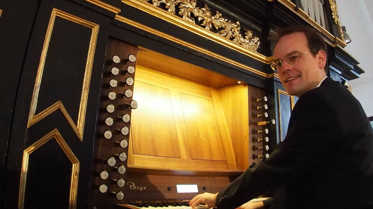Philipp Pelster vom Kirchenmusikreferat führte die Möglichkeiten des neuen Instruments vor. 