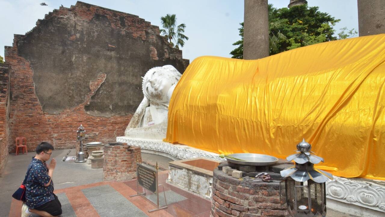 Im Gebet versunken bei einem der liegenden Buddhas in Ayutthaya.  