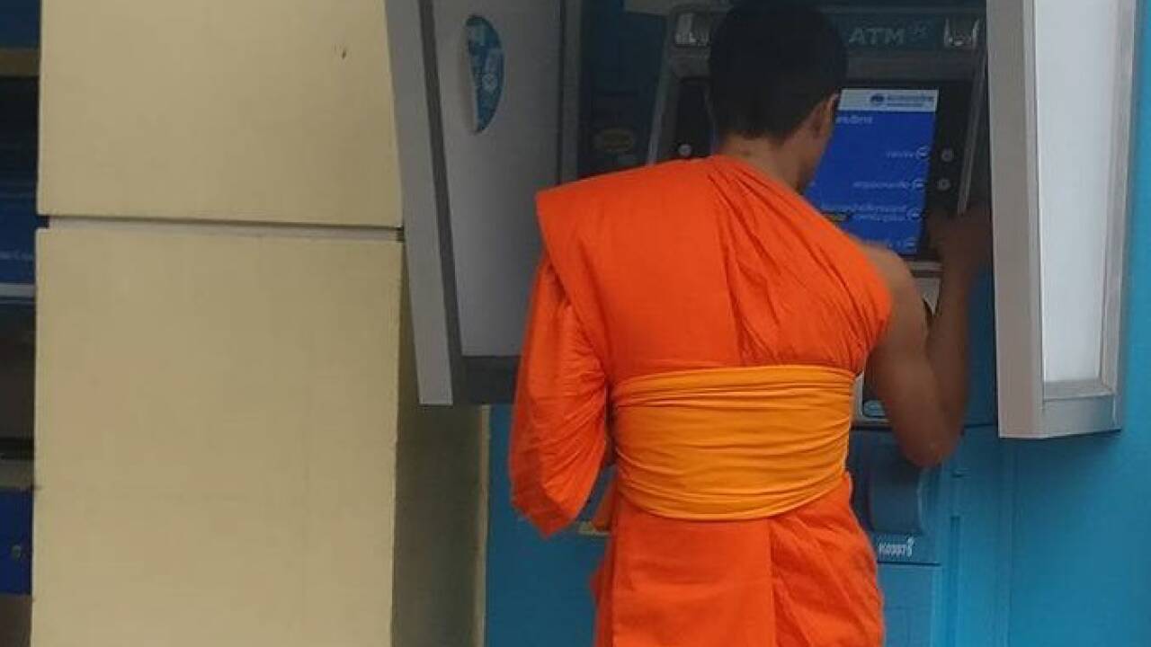 Cash für Asketen: Mönch am Bankomaten.  