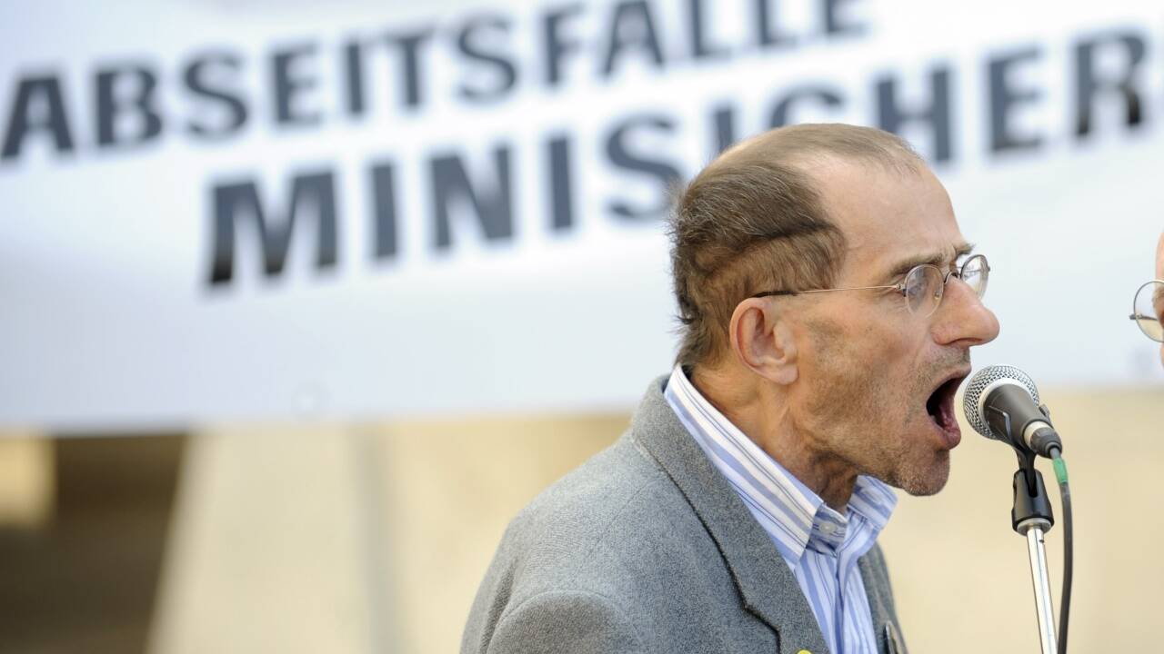 Juni 2010: Im Kanzleramt wird über die Mindestsicherung verhandelt. Vor dem Kanzleramt fordern Grüne und der Chor der Straßenzeitung „Augustin“ (Bild), die Leistung müsse h  Juni 2010: Im Kanzleramt wird über die Mindestsicherung verhandelt. Vor dem Kanzleramt fordern Grüne und der Chor der Straßenzeitung „Augustin“ (Bild), die Leistung müsse h