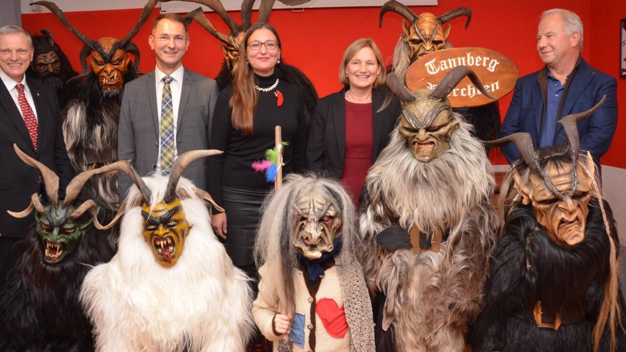 Im Museum Fronfeste in Neumarkt wurde die gleichnamige Ausstellung zum Film „Gruß vom Krampus“ eröffnet. Im Bild mit den Tannberg Perchten von links LAbg. Josef Schöchl, Bgm. Adi Rieger, Museumsdirektorin Ingrid Weydemann, Waltraud Jetz-Edeser (Museum Burg Tittmoning) und Museum-Obmann Ulrich Sinnißbichler. 