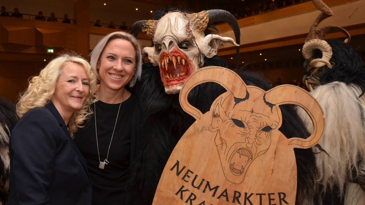 Im Museum Fronfeste in Neumarkt wurde die gleichnamige Ausstellung zum Film „Gruß vom Krampus“ eröffnet. Im Bild mit den Tannberg Perchten von links LAbg. Josef Schöchl, Bgm. Adi Rieger, Museumsdirektorin Ingrid Weydemann, Waltraud Jetz-Edeser (Museum Burg Tittmoning) und Museum-Obmann Ulrich Sinnißbichler. 