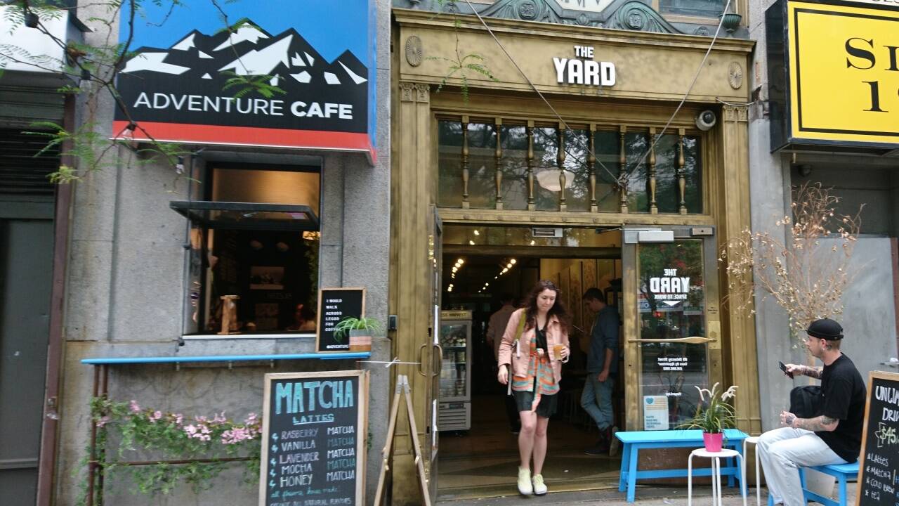 In einst unsicheren Seitengassen residieren jetzt coole Cafés. 