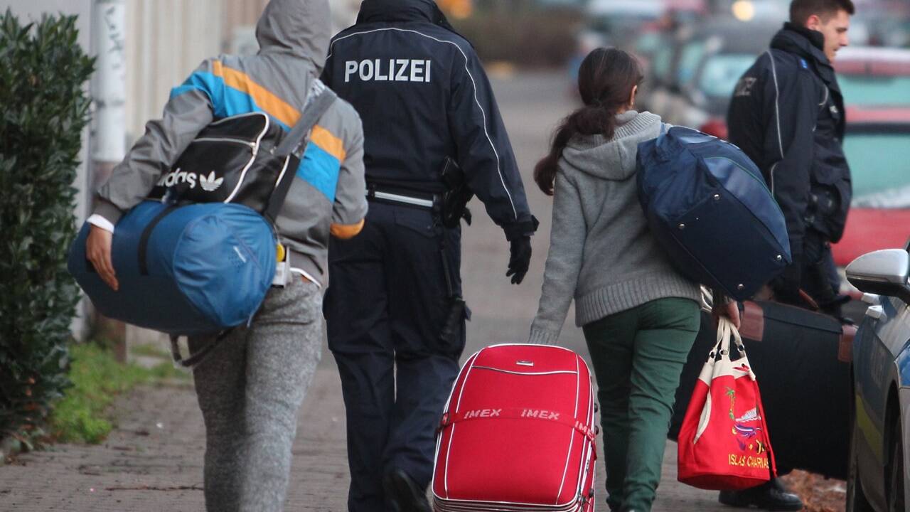 Dass Illegale außer Landes gebracht werden müssen, steht außer Frage. Doch warum Lehrlinge und andere Arbeitswillige abschieben, die wir dringen brauchen können? Dass Illegale außer Landes gebracht werden müssen, steht außer Frage. Doch warum Lehrlinge und andere Arbeitswillige abschieben, die wir dringen brauchen können?