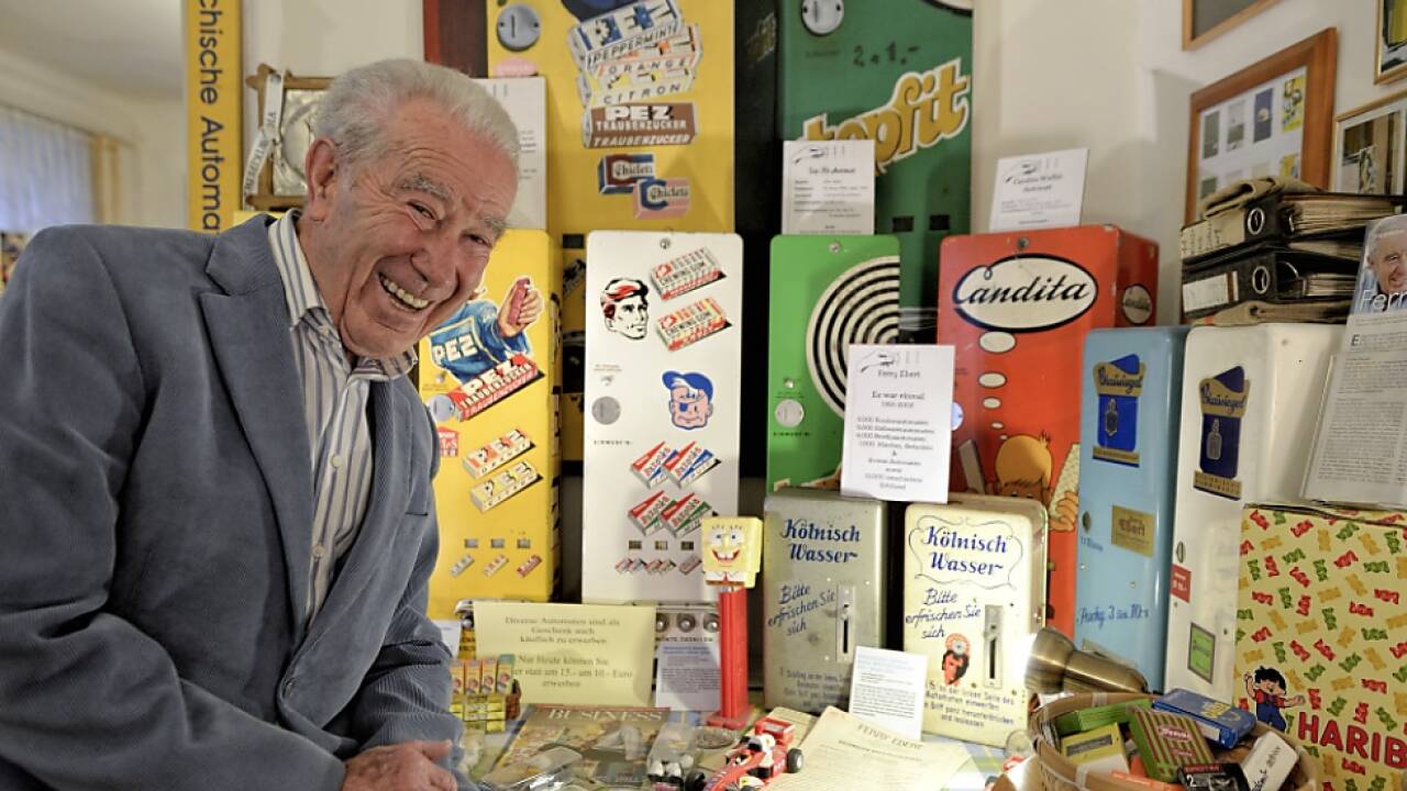 Ferry Ebert vor einigen seiner Automaten  Ferry Ebert vor einigen seiner Automaten