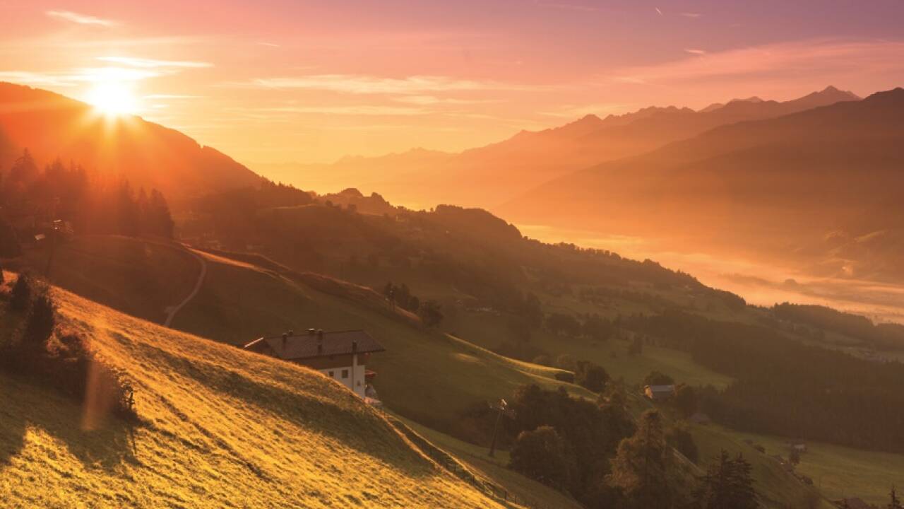Sonnenaufgang vom Pass Thurn über dem Salzachtal. 
