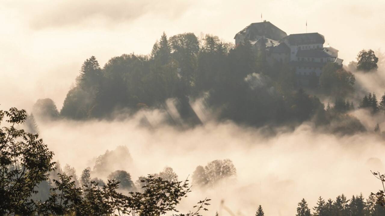Herbstliche Morgenstimmung beim Schloss Mittersill. 