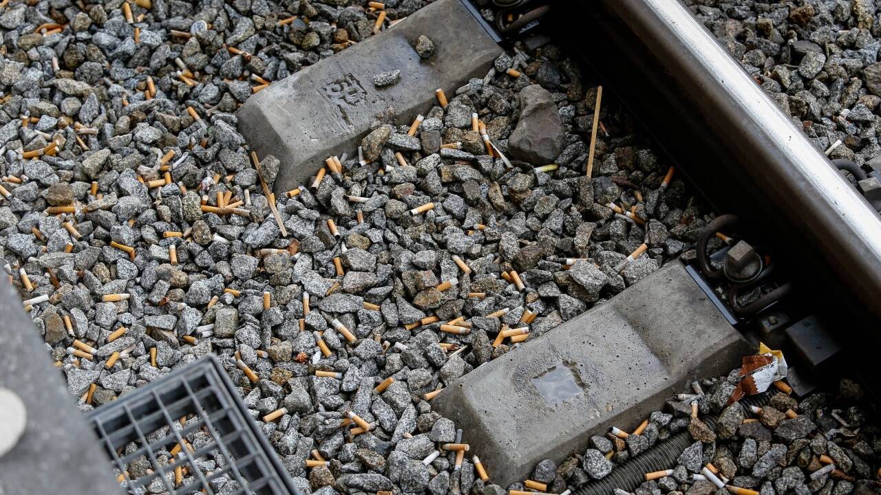 Hunderte Zigarettenstummel landen im Gleisbett.   Hunderte Zigarettenstummel landen im Gleisbett.