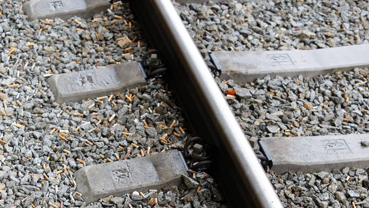 Hunderte Zigarettenstummel landen im Gleisbett.   Hunderte Zigarettenstummel landen im Gleisbett.