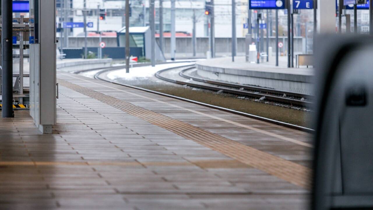 Hunderte Zigarettenstummel landen im Gleisbett.   Hunderte Zigarettenstummel landen im Gleisbett.