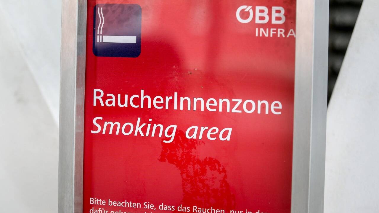 Die ÖBB hat eigene Raucherzonen eingerichtet. Doch nicht alle Raucher nutzen diese.   Die ÖBB hat eigene Raucherzonen eingerichtet. Doch nicht alle Raucher nutzen diese.