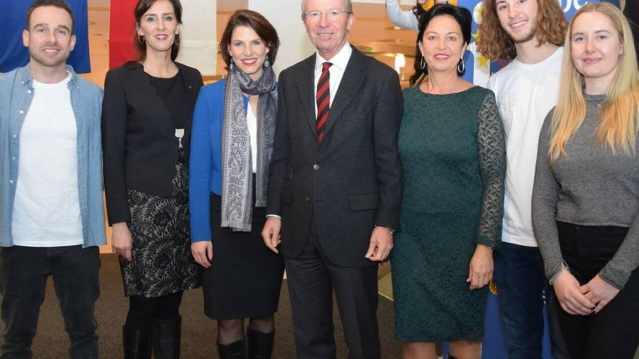  Rapper Train D-lay, Landesrätin Maria Hutter, Staatssekretärin Karoline Edtstadler, LH Wilfried Haslauer, Gritlind Kettl sowie Florian Mader und Leonie Mayer aus der Siegerklasse des BORG Gastein. 