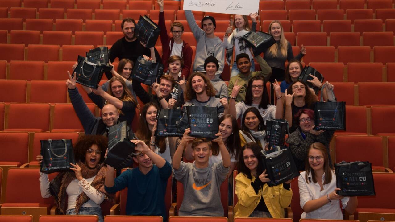 So sehen Sieger aus. Schüler der 8. Klassen Multi Media Art vom BORG Gastein errangen den 1. Platz beim Videowettbewerb „Rap your EU 4 peace“. Begleitet wurden die Schüler von den Lehrern Joschi Öttl und Plohovich Christoph.  