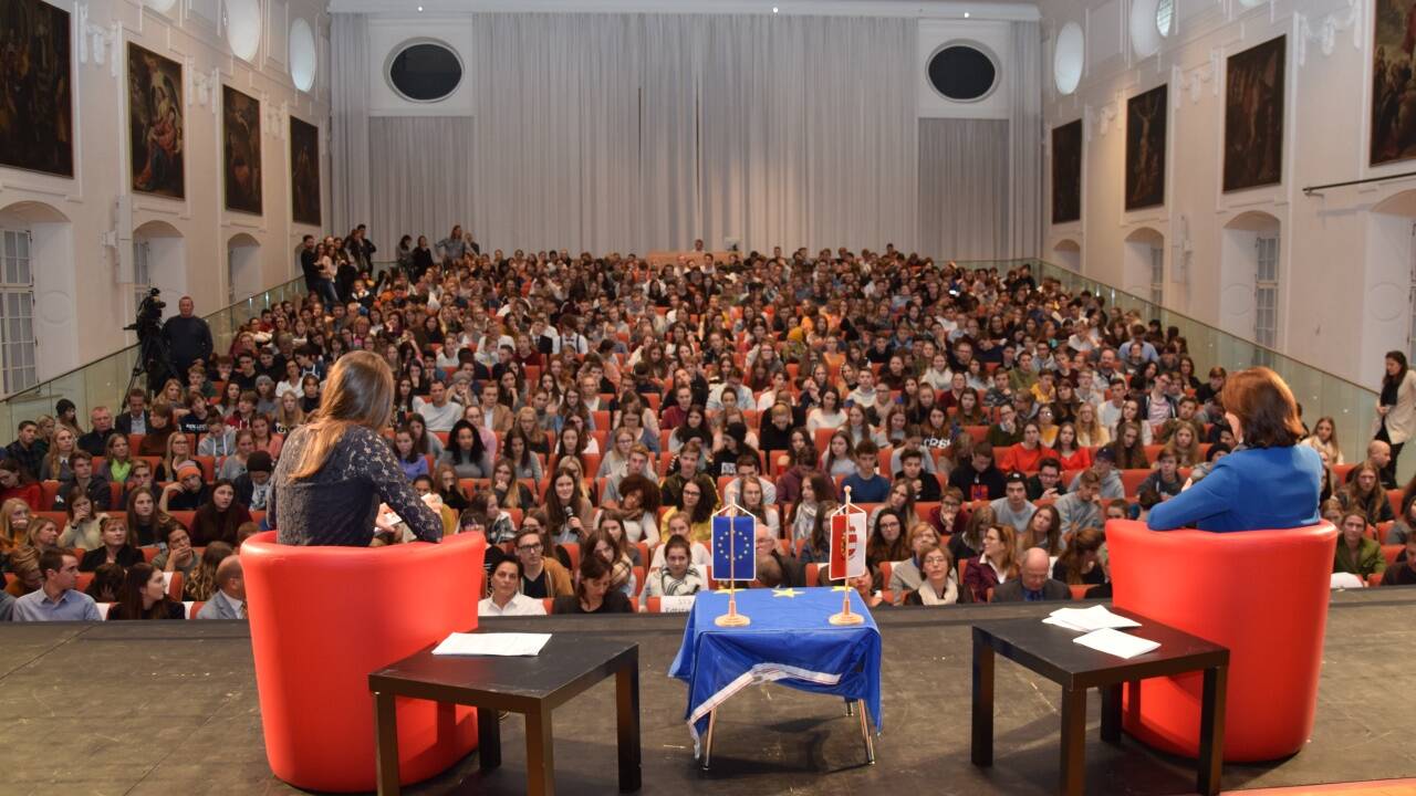 600 Schülerinnen und Schüler kamen in die Große Aula und diskutierten mit Staatssekretärin Karoline Edtstadler (auf dem Podium rechts) .  