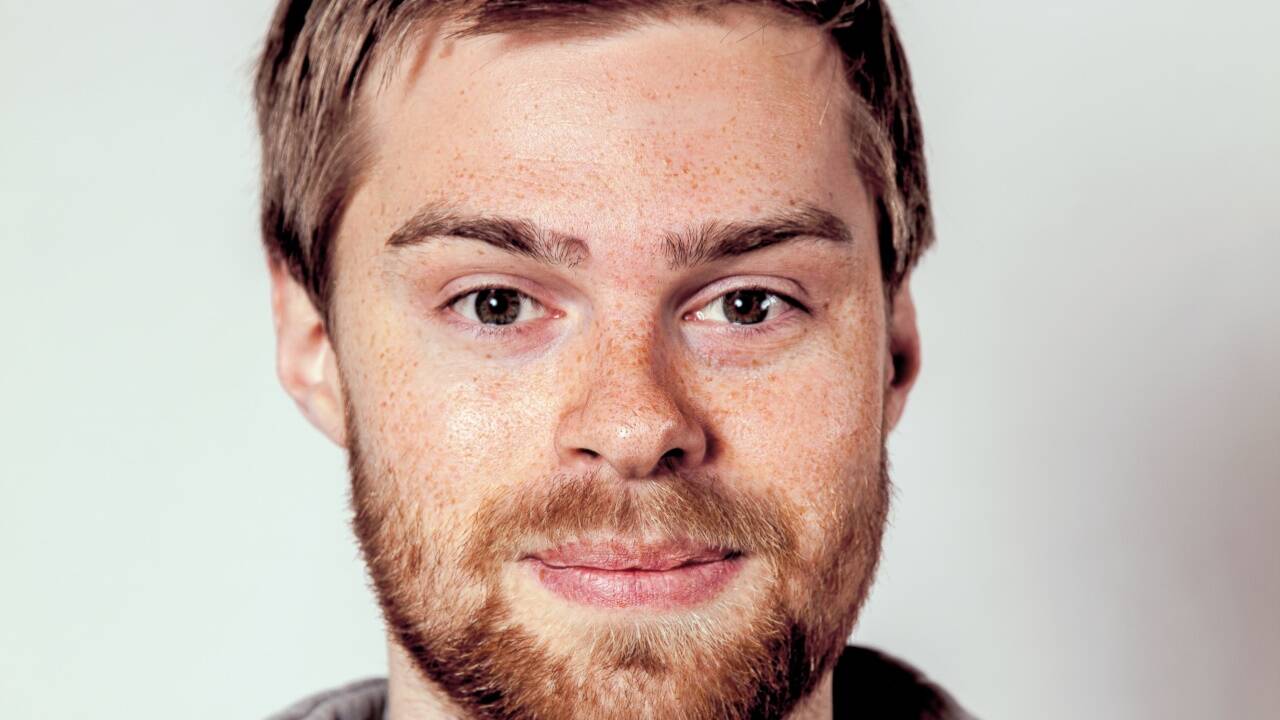„Die meisten spielen – geschätzt – zwischen zwei und fünf Minuten auf ihrem Smartphone. Eben im Bus, in der Schulpause oder vielleicht sogar während des Unterrichts“, sagt Gaming-Experte Florian Jindra. 