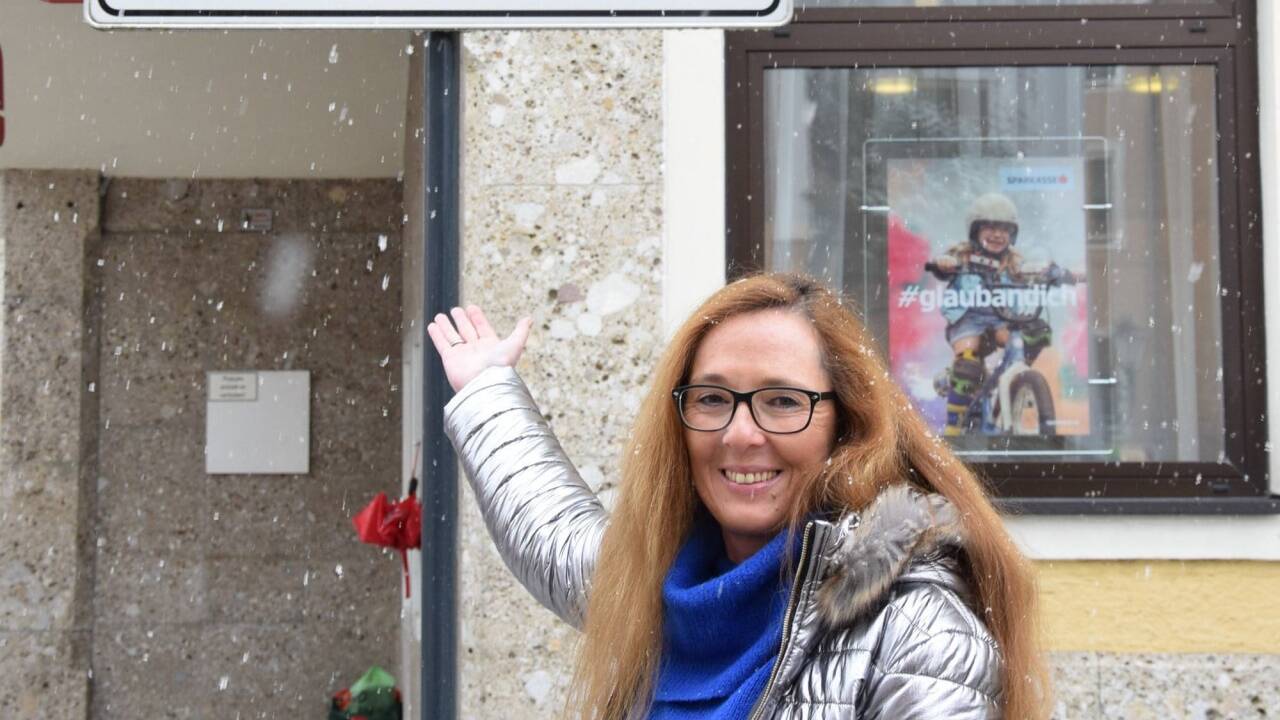 NEOS-Kandidatin Anita Eisenmann zeigt den Weg. 