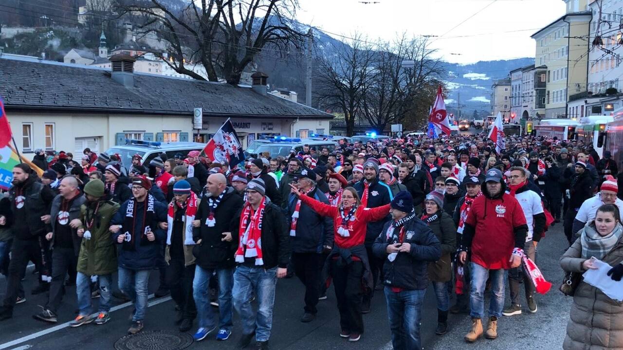 Fanmarsch der Leipzig-Fans durch die Salzburger Innenstadt. 