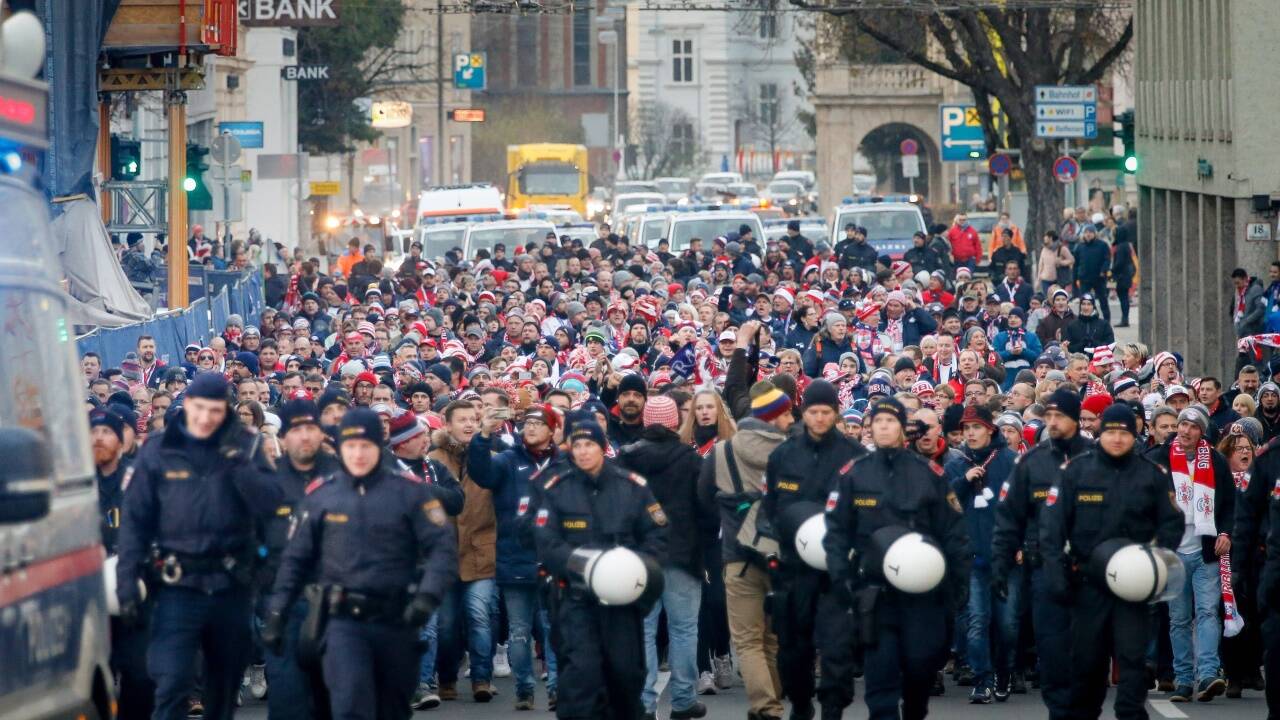 Fanmarsch der Leipzig-Fans durch die Salzburger Innenstadt. 