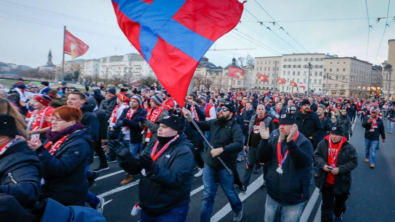 Fanmarsch der Leipzig-Fans durch die Salzburger Innenstadt. 