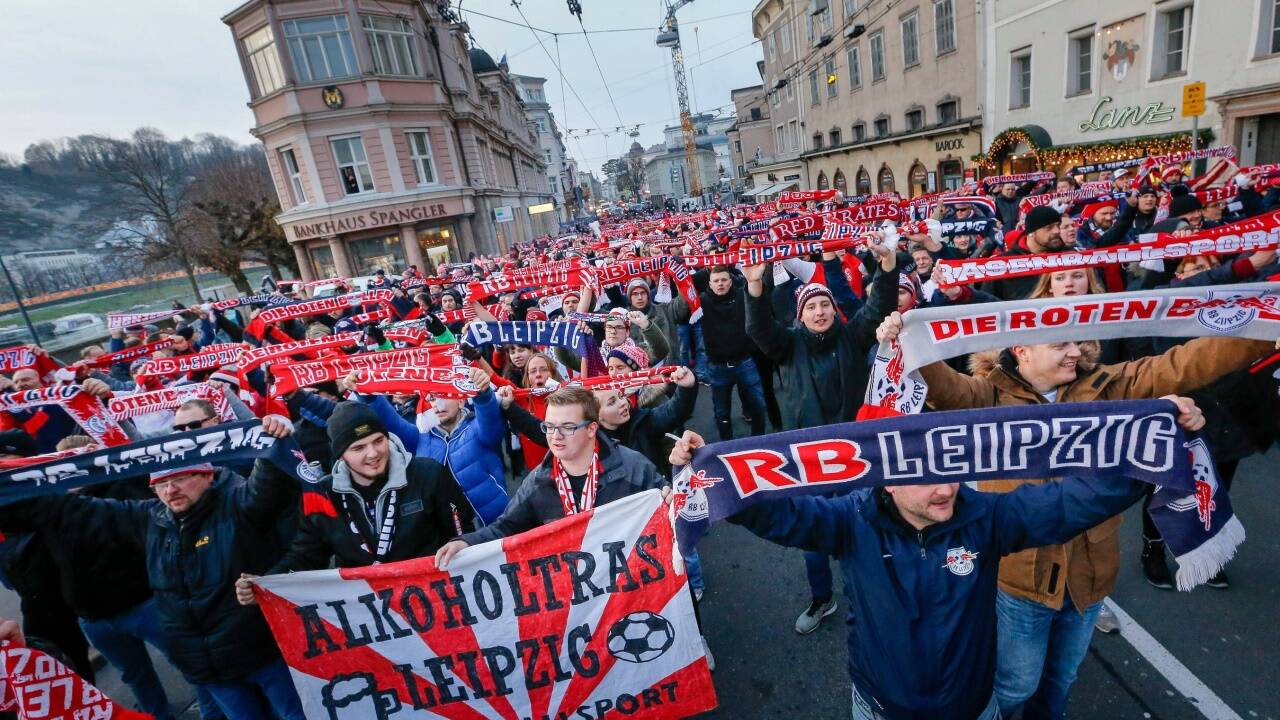 Fanmarsch der Leipzig-Fans durch die Salzburger Innenstadt. 