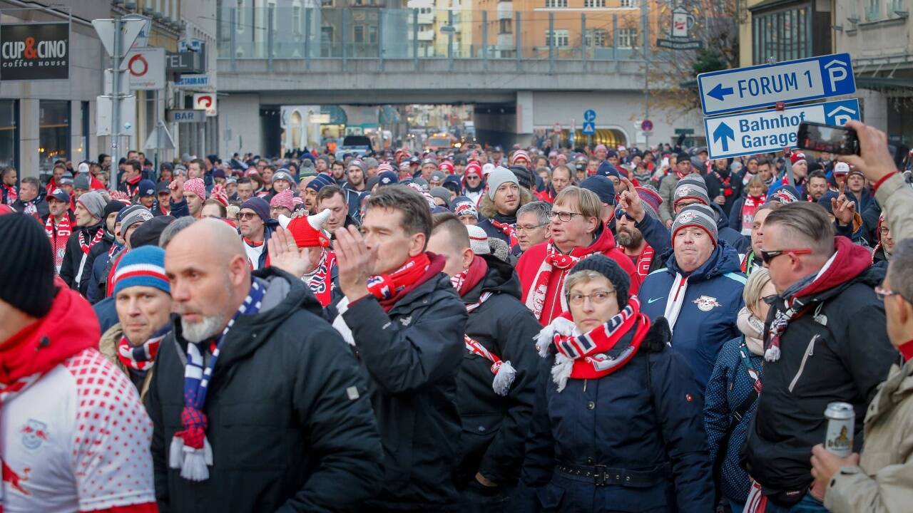 Fanmarsch der Leipzig-Fans durch die Salzburger Innenstadt. 