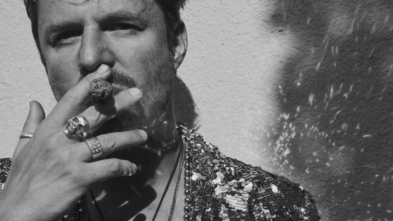 Philipp Hochmair schafft allein, wofür bei anderen ein ganzes Theater nicht ausreicht: Seelen fangen. 