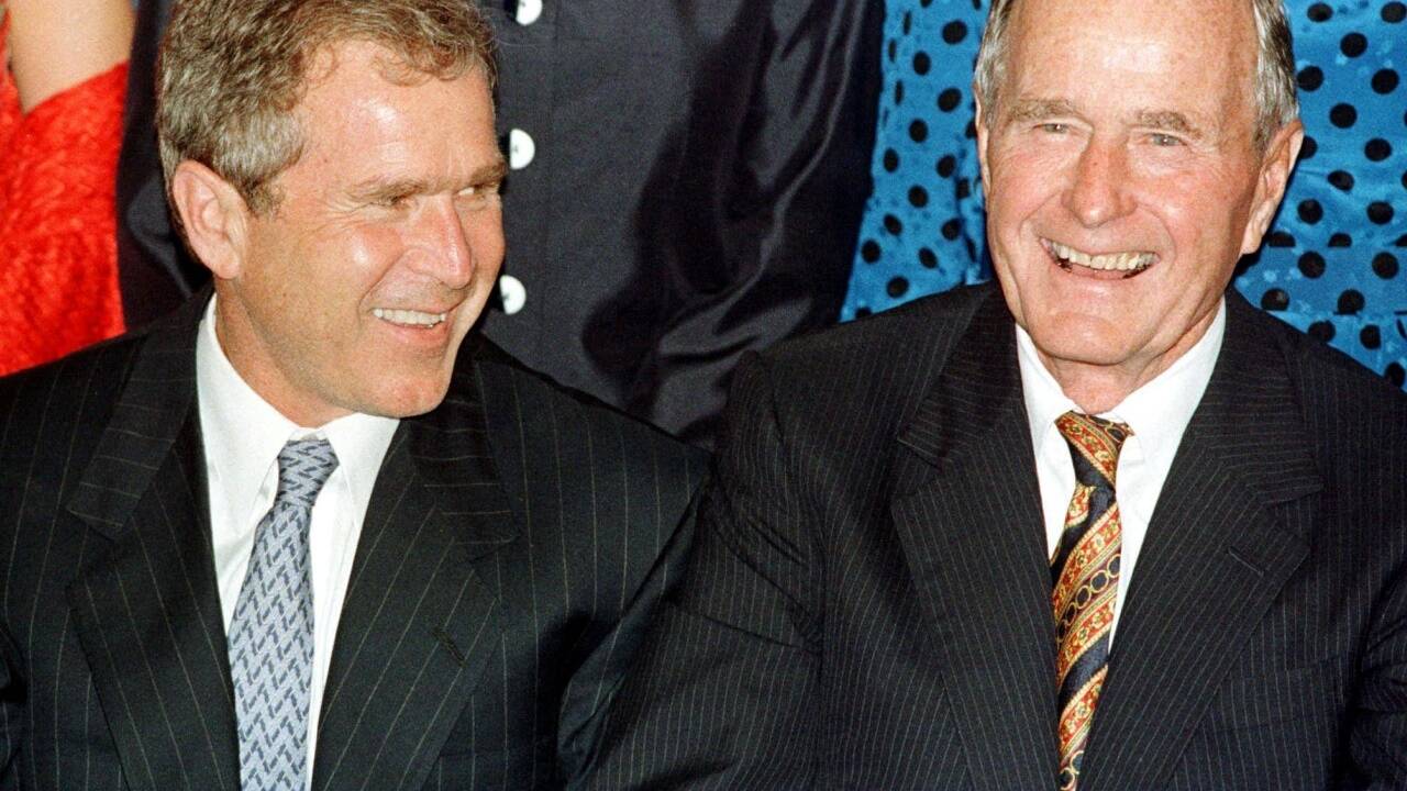 Mit seinem Sohn George W. Bush 1999. 