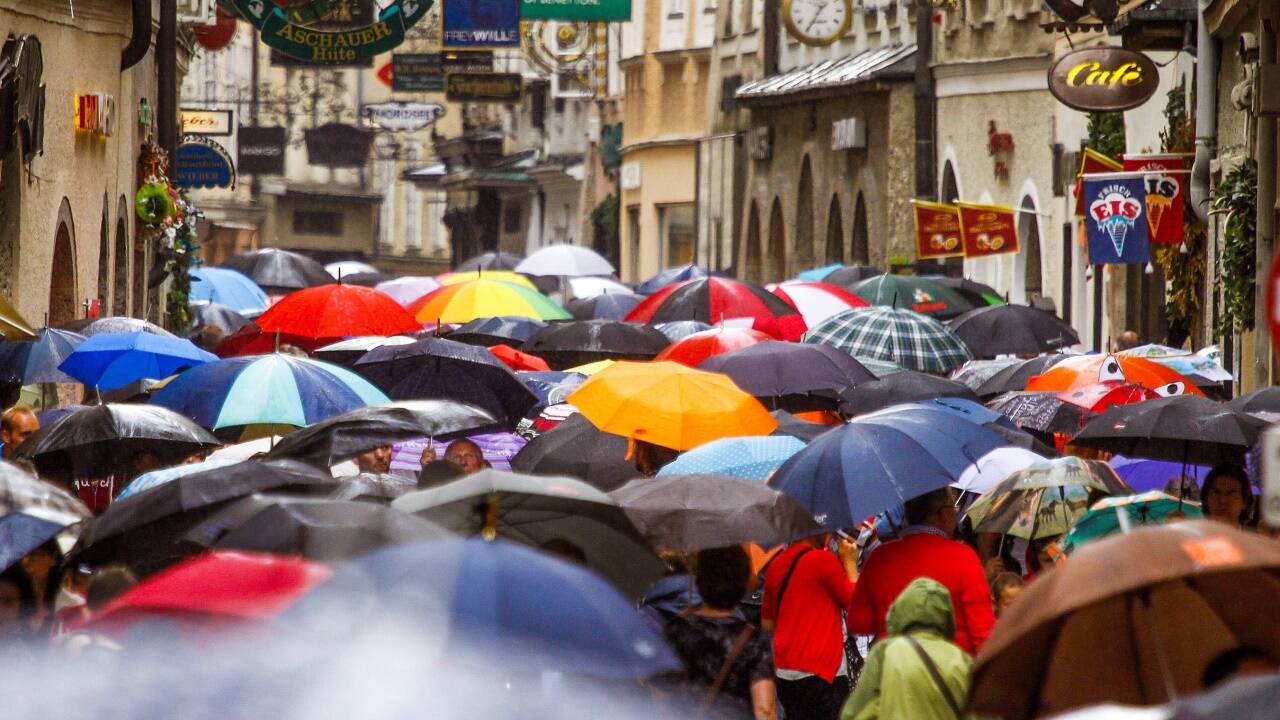 Massen drängen sich in der Salzburger Altstadt. 