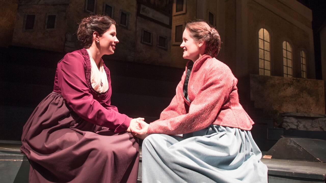 Elisabeth (Martina Gmeinder) und Maria (Simone Vierlinger) sind guter Hoffnung. 