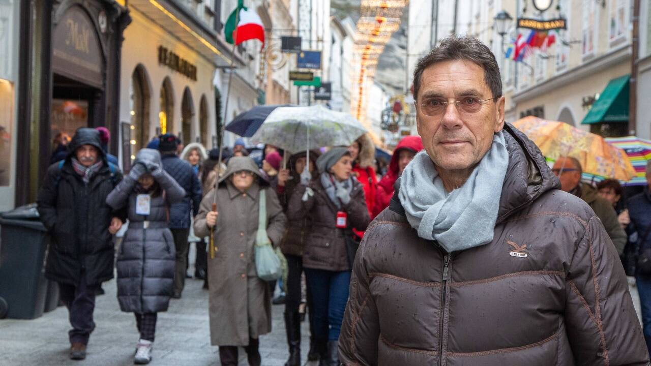 Kurt Luger in der Salzburger Getreidegasse, die auch am Sonntag voll war mit Touristen.  