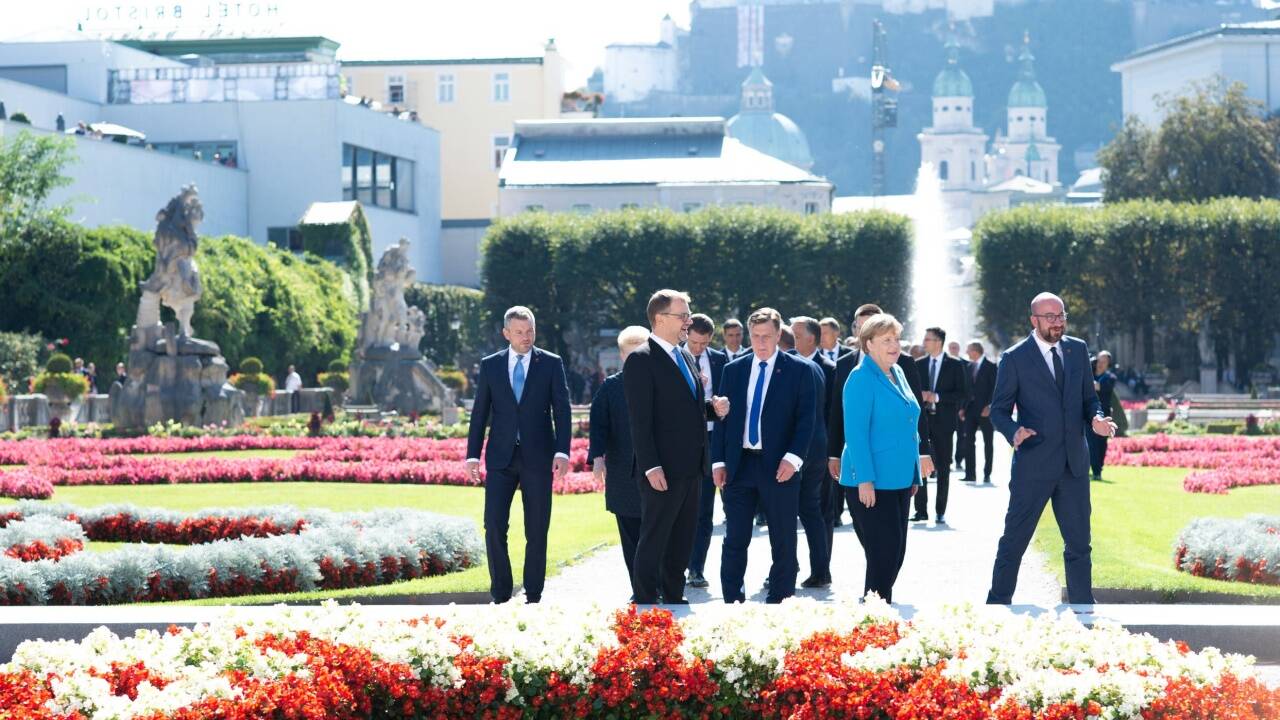 Die Bilder der Staats- und Regierungschefs im Mirabellgarten gingen um die Welt. Darauf verweist auch das Bundeskanzleramt. Die Bilder der Staats- und Regierungschefs im Mirabellgarten gingen um die Welt. Darauf verweist auch das Bundeskanzleramt.