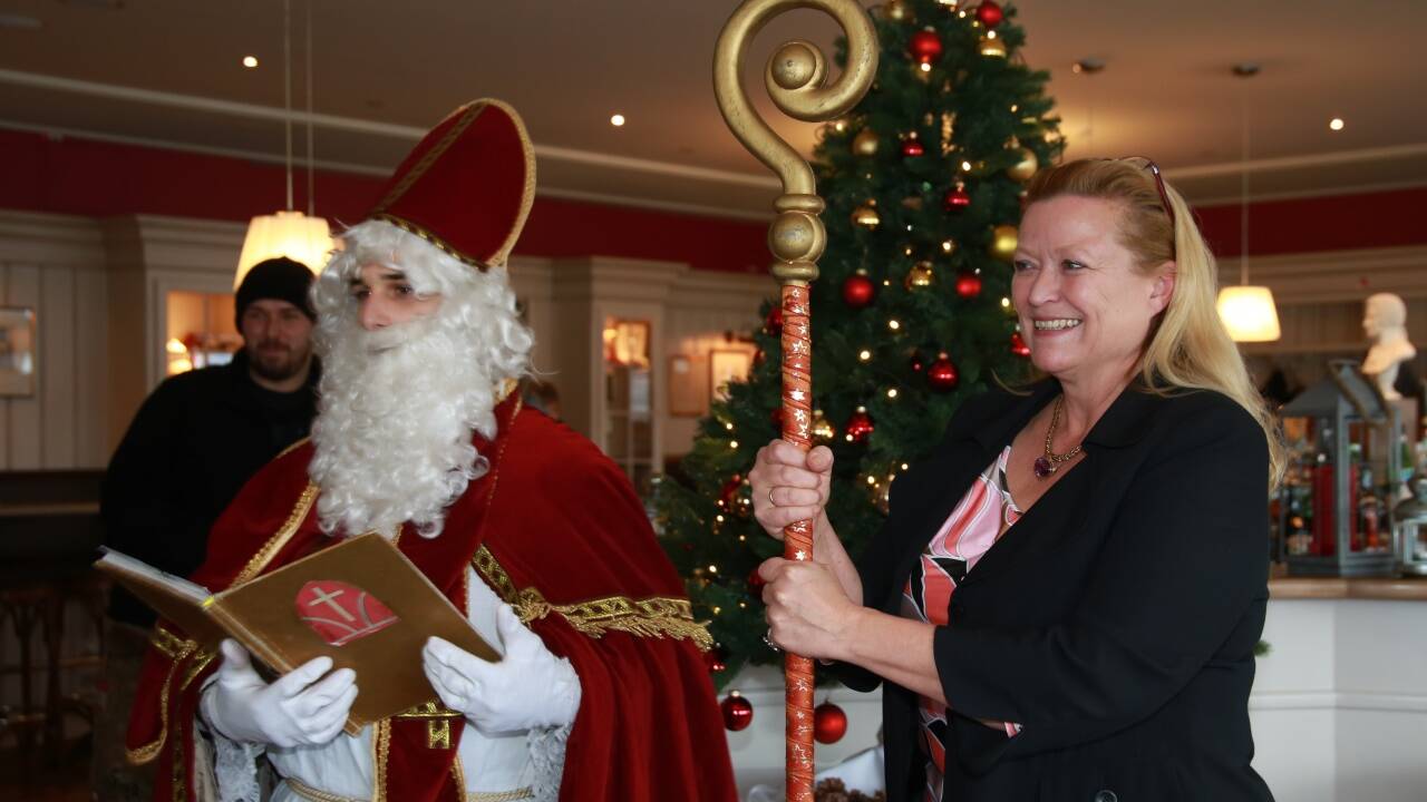 Der Nikolaus liest aus dem „Goldenen Buch“. Seine „Assistentin“, Flughafenchefin Bettina Ganghofer, hielt währenddessen den Nikolausstab. Der Nikolaus liest aus dem „Goldenen Buch“. Seine „Assistentin“, Flughafenchefin Bettina Ganghofer, hielt währenddessen den Nikolausstab.