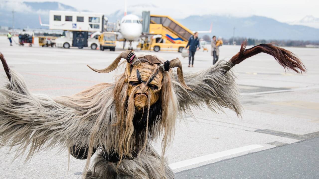 „Wilde Gesellen“ erwarteten die Passagiere auf dem Salzburger Flughafen. „Wilde Gesellen“ erwarteten die Passagiere auf dem Salzburger Flughafen.