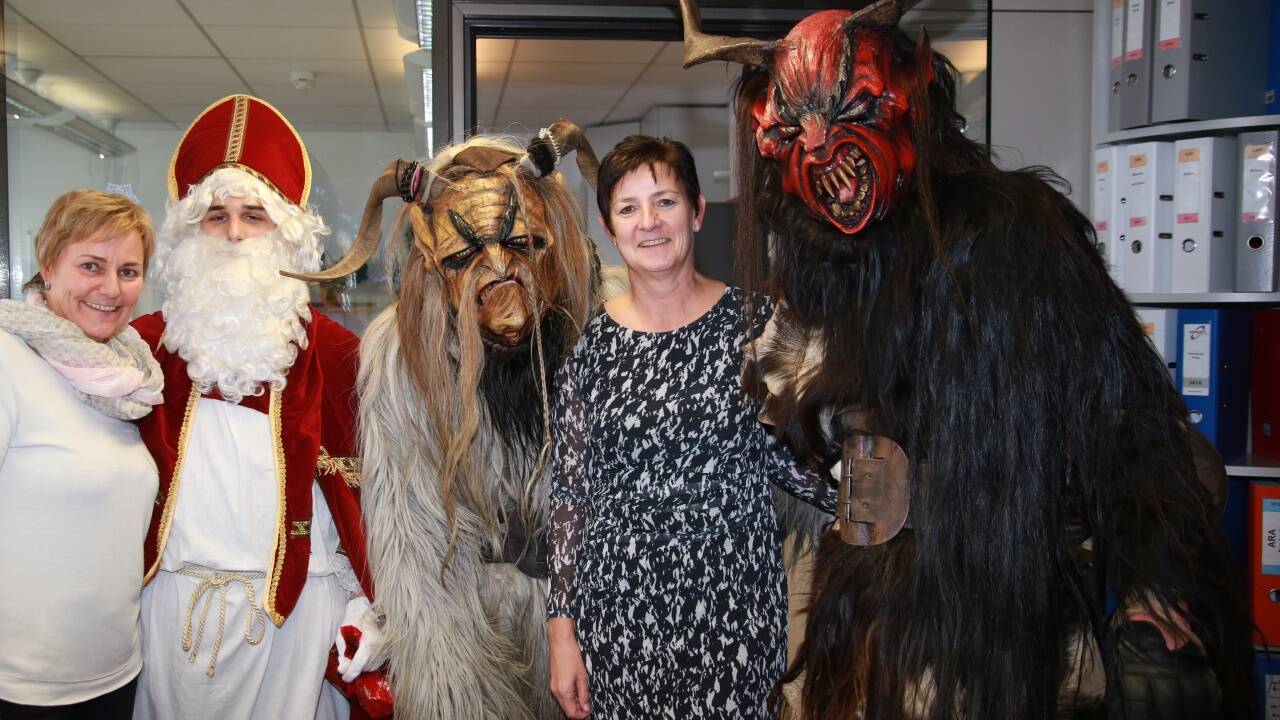 Renate Lehenauer (links) und Elke Zwiefel (beide Abteilung Buchhaltung) mit dem Nikolaus und zwei „wilden Gesellen“ der Salzburger Brauchtums-Perchten.   Renate Lehenauer (links) und Elke Zwiefel (beide Abteilung Buchhaltung) mit dem Nikolaus und zwei „wilden Gesellen“ der Salzburger Brauchtums-Perchten.
