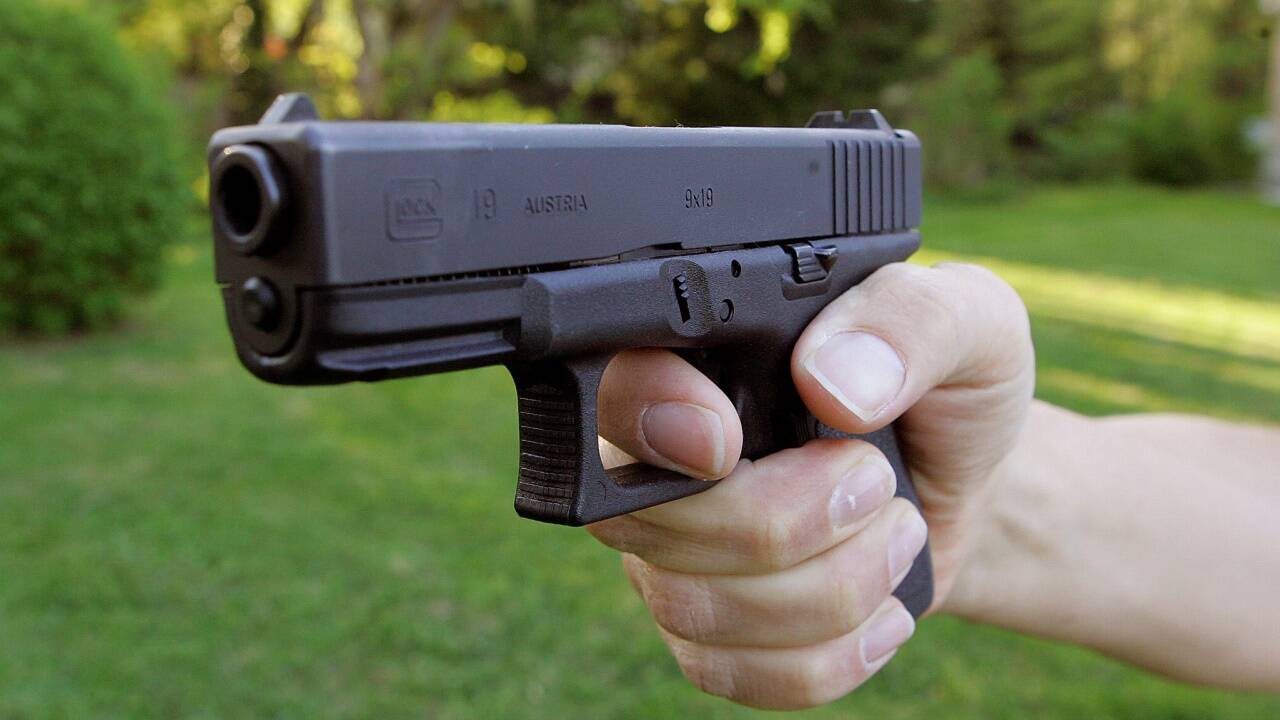 Dienstwaffe der Polizei (Symbolbild). 
