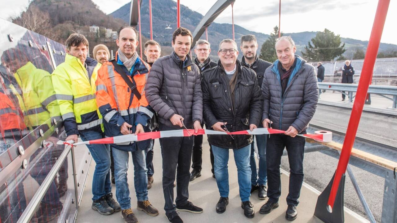 Die Eichstraßenbrück ist seit Freitag befahrbar. Baustadtrat Lukas Rösslhuber bei der offiziellen Freigabe. 