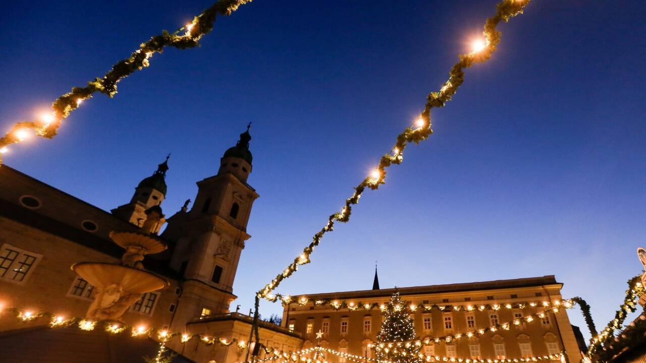 Menschen aus aller Welt kommen nach Salzburg, um in den Altstadt den Weihnachtszauber zu erleben. 
