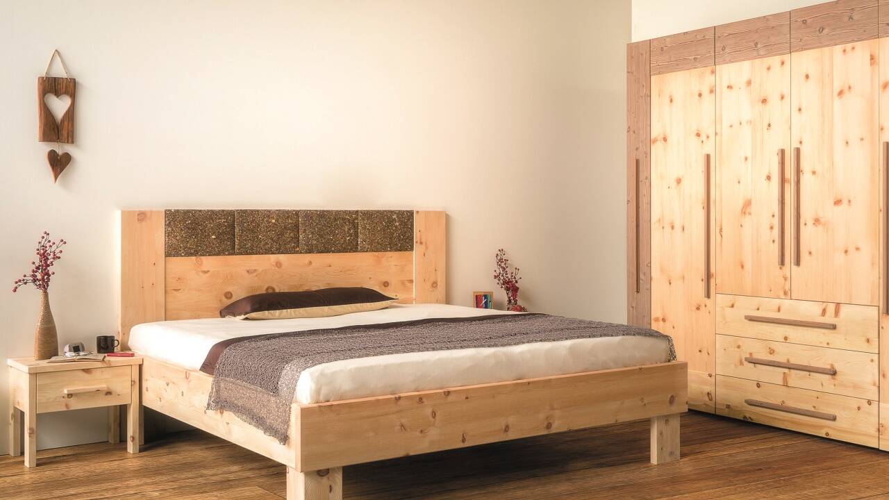 Dem Holz der Zirbe werden positive Eigenschaften in Bezug auf Schlafqualität, Kreislauf, Wohlbefinden und Erholungsfähigkeit nachgesagt.  