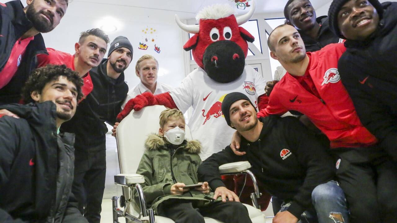 „Soziale Verbundenheit“ nennt der FC Red Bull Salzburg sein soziales Engagement. Hier beim Besuch am Mittwoch im Landeskrankenhaus. 