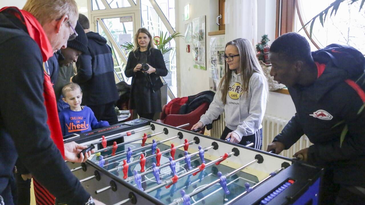 „Soziale Verbundenheit“ nennt der FC Red Bull Salzburg sein soziales Engagement. Hier beim Besuch am Mittwoch im Landeskrankenhaus. 