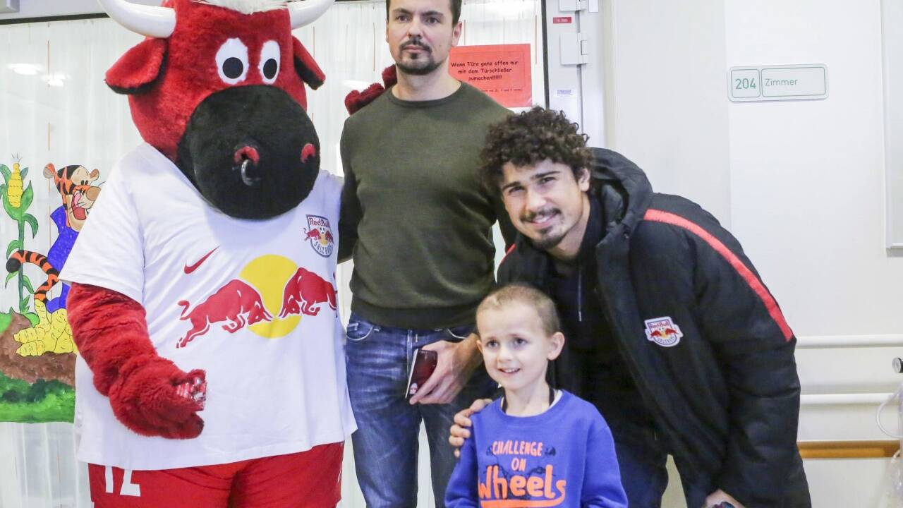 „Soziale Verbundenheit“ nennt der FC Red Bull Salzburg sein soziales Engagement. Hier beim Besuch am Mittwoch im Landeskrankenhaus. 