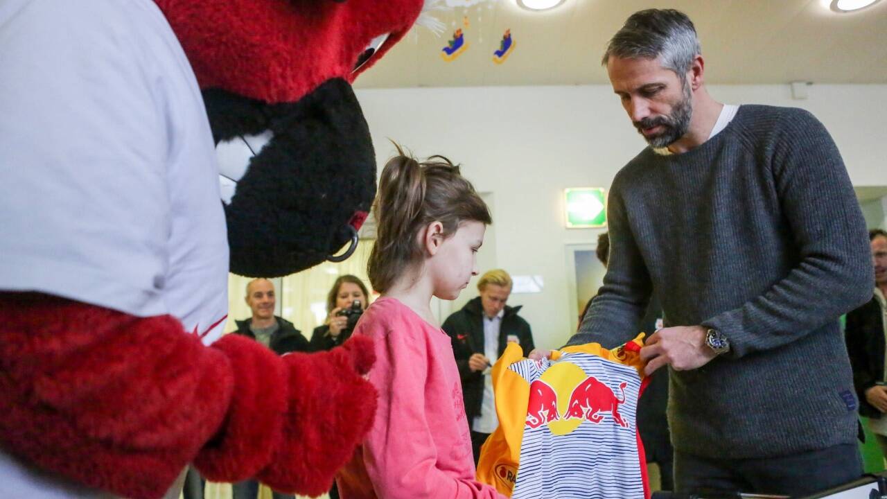 „Soziale Verbundenheit“ nennt der FC Red Bull Salzburg sein soziales Engagement. Hier beim Besuch am Mittwoch im Landeskrankenhaus. 
