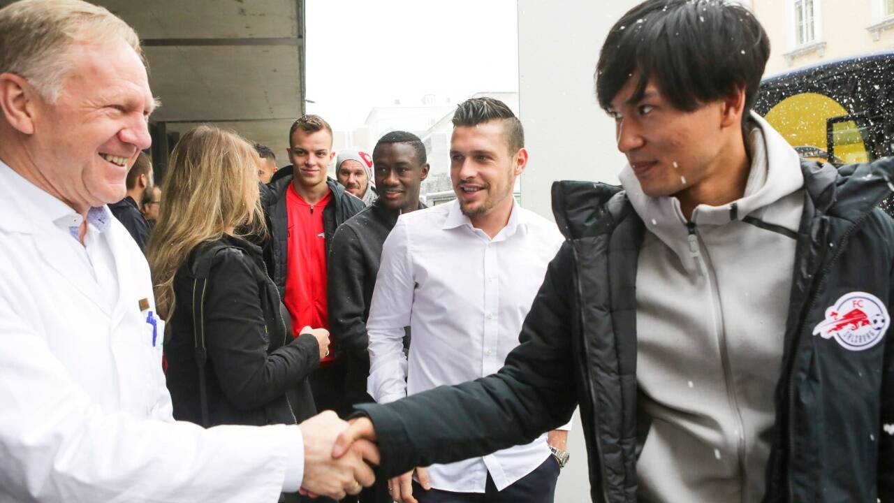 „Soziale Verbundenheit“ nennt der FC Red Bull Salzburg sein soziales Engagement. Hier beim Besuch am Mittwoch im Landeskrankenhaus. 