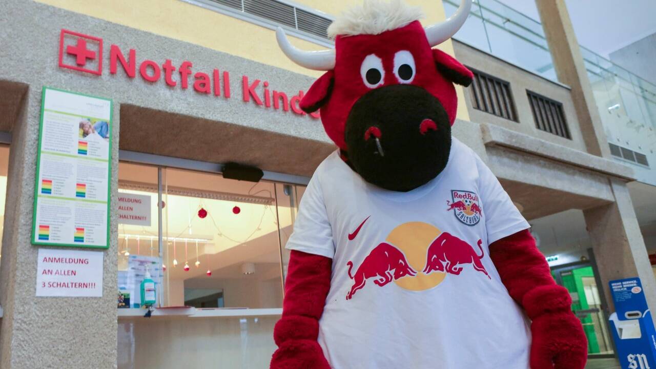 „Soziale Verbundenheit“ nennt der FC Red Bull Salzburg sein soziales Engagement. Hier beim Besuch am Mittwoch im Landeskrankenhaus. 