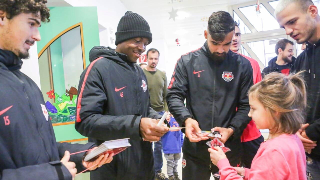 „Soziale Verbundenheit“ nennt der FC Red Bull Salzburg sein soziales Engagement. Hier beim Besuch am Mittwoch im Landeskrankenhaus. 